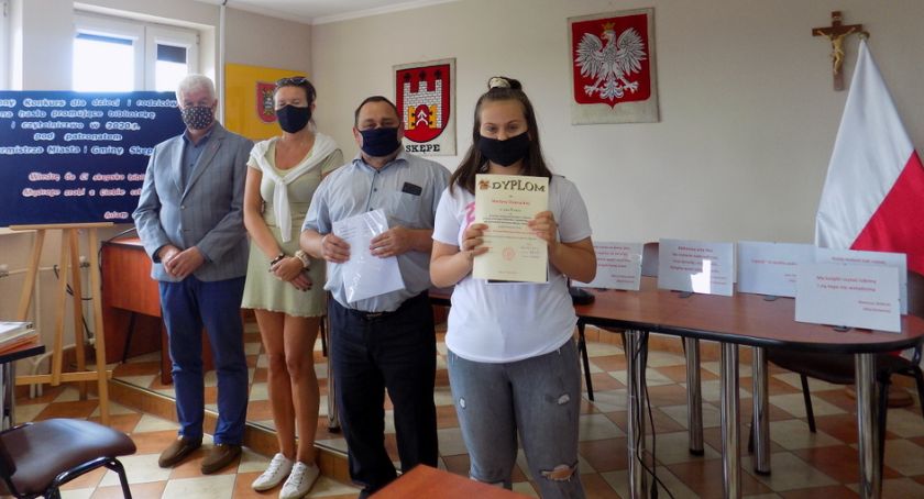 Wypromowali skępską książnicę