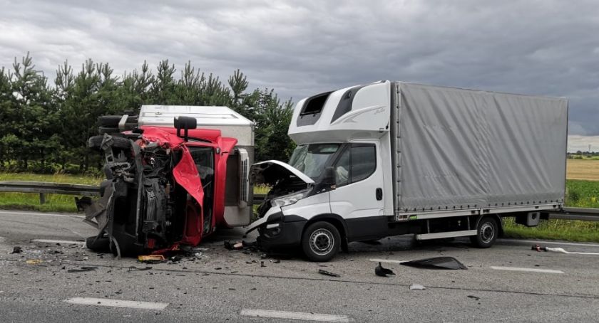 Czołowe zderzenie dwóch aut dostawczych