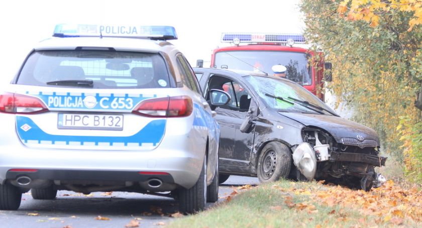 Omal nie wjechał w radiowóz... jadący na inną kolizję