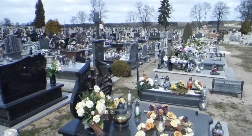 Bez tłumów na cmentarzach