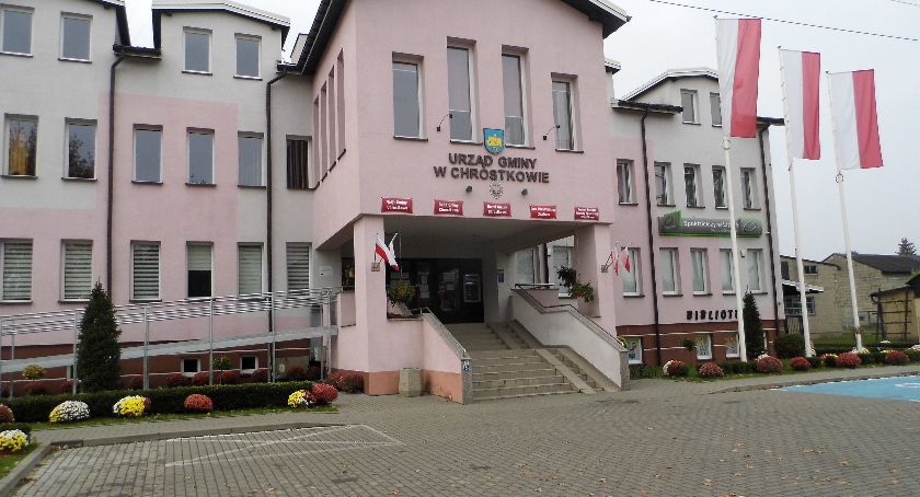 Chrostkowski ratusz ukwiecony i łatwiej dostępny