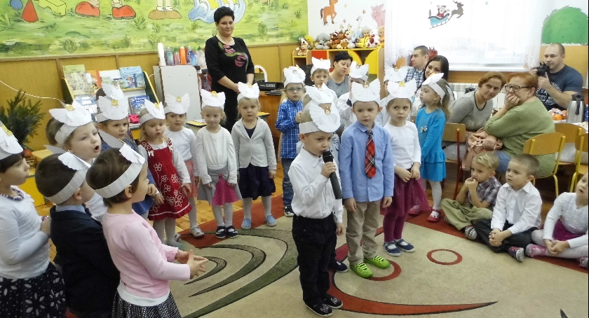 Anioły na scenie w przedszkolu 