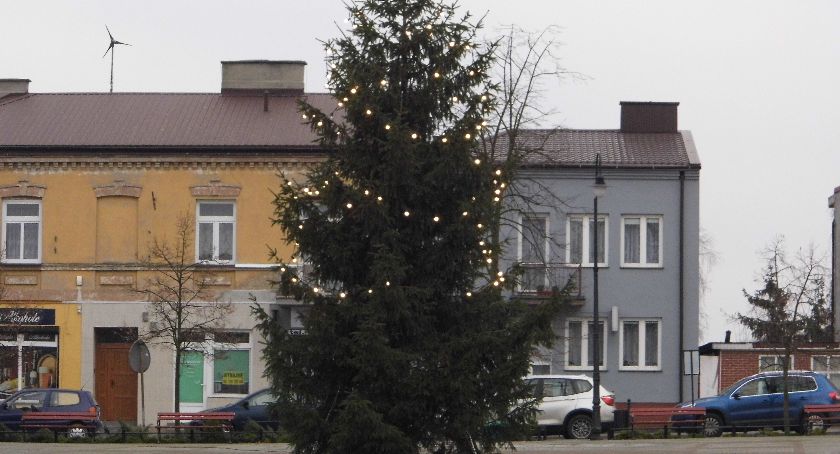 Ktoś okradł... choinkę na Placu Dekerta