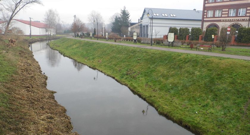 Rzeka wartko płynie