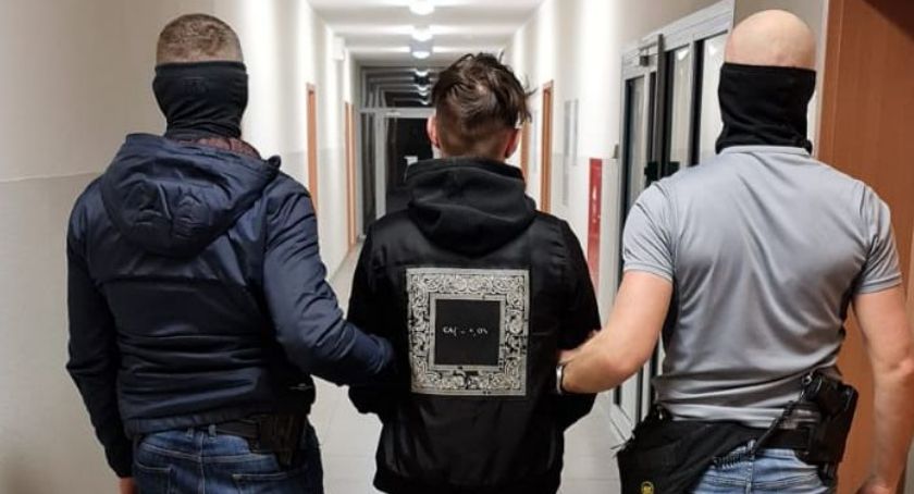Przed policją chowali się... pod łóżkiem