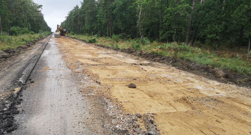 Milion na ścieżkę przy drodze