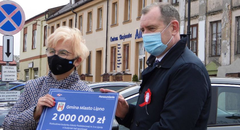 Wiceminister przywiozła czeki na inwestycje