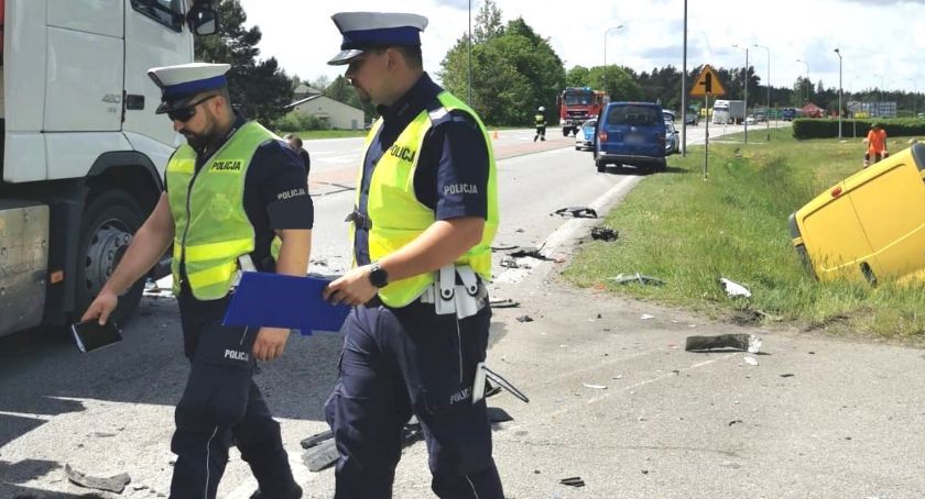 Karambol na krajowej dziesiątce. 35-latek trafił do szpitala
