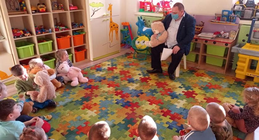 Świętowali z pluszowym misiem