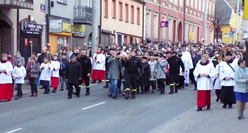 Z krzyżem przez miasto [zdjęcia]