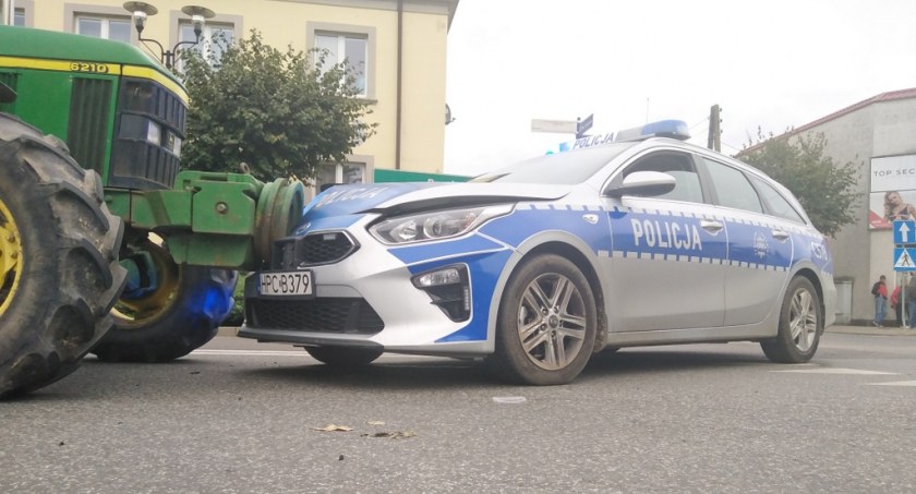 Pijany kierowca prawie uderzył w radiowóz