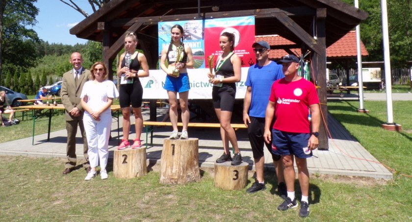 60 biegaczy pokonało trasę biegu leśnego [zdjęcia]