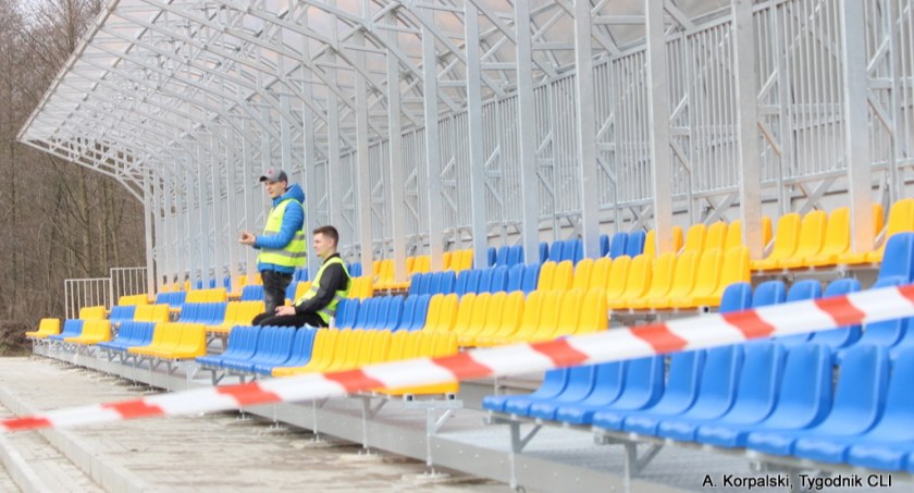 Remont stadionu Tłuchowii za drogi dla gminy?