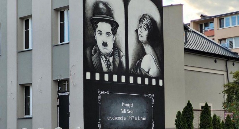 Mural na ścianie kina