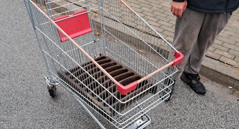 Żeby podwieźć kradziony towar... ukradli wózek sklepowy