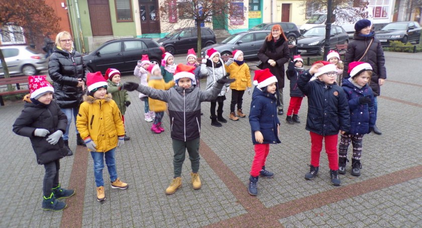 Plenerowa zabawa przy choince w Lipnie [zdjęcia]