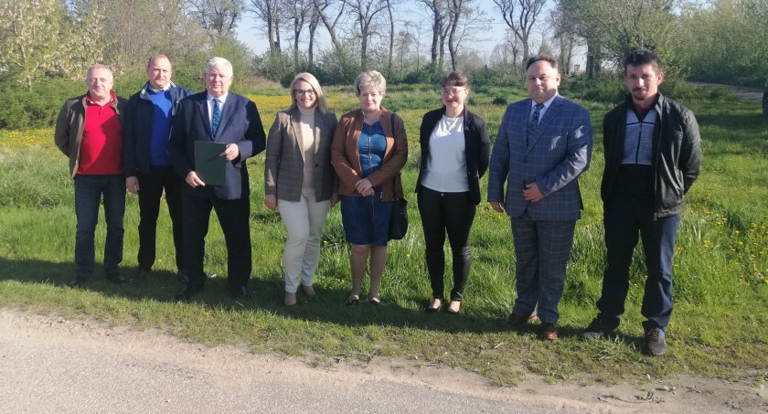 Przejmują dworek w Niedźwiedziu