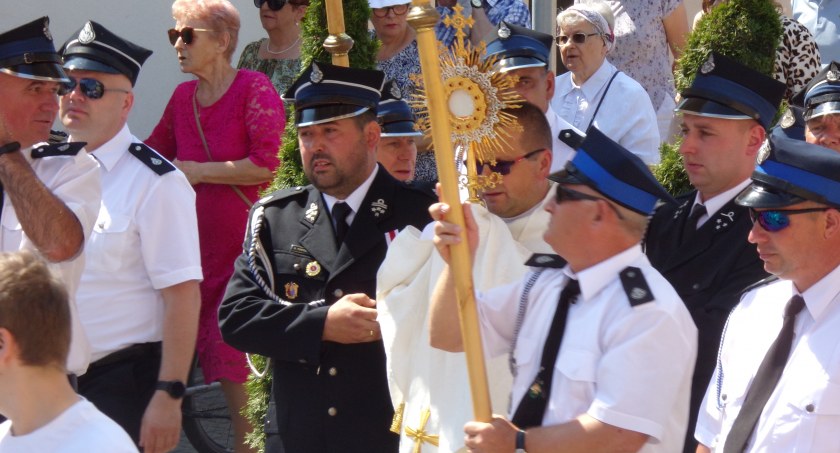 Tłumy na ulicach. Świętowali Boże Ciało