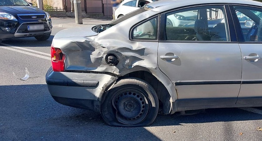 Motocyklem wjechał w auto