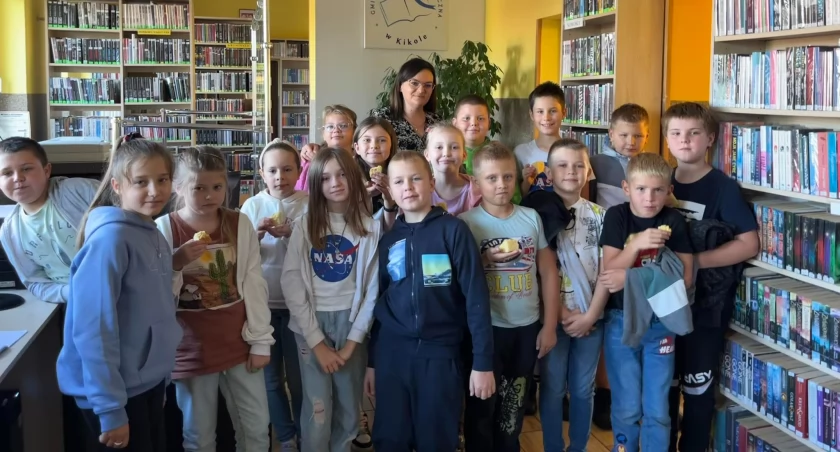 Głośne czytanie w bibliotece