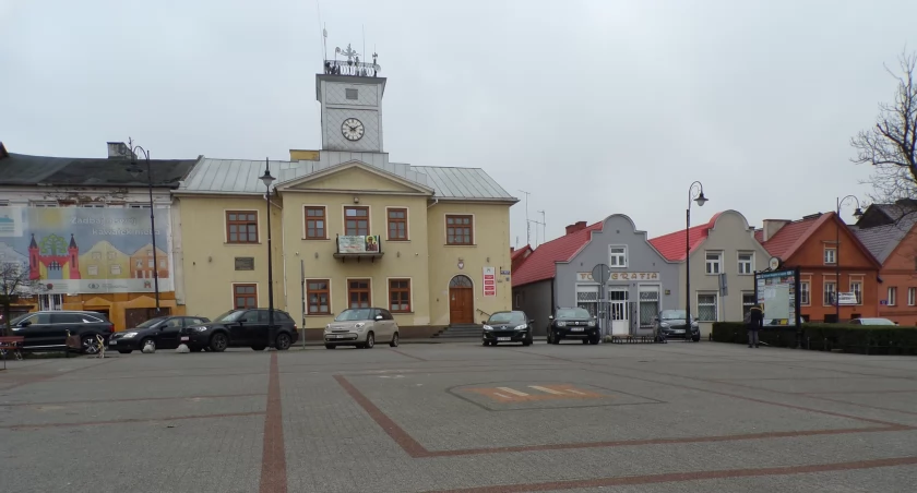 Ratusz uzależnia od władzy