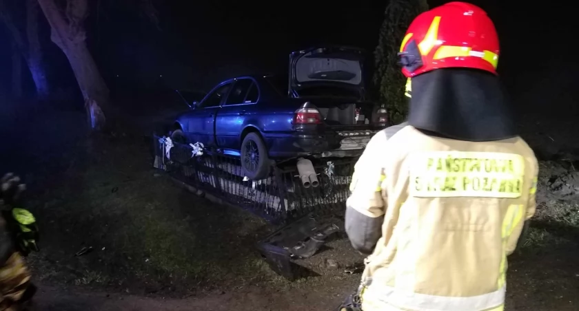 BMW wjechało w przydrożną kapliczkę [zdjęcia]