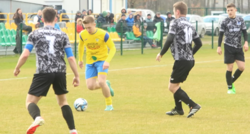 Derby A-klasy na remis. Wicher - Tłuchowia II 2:2 [zdjęcia]
