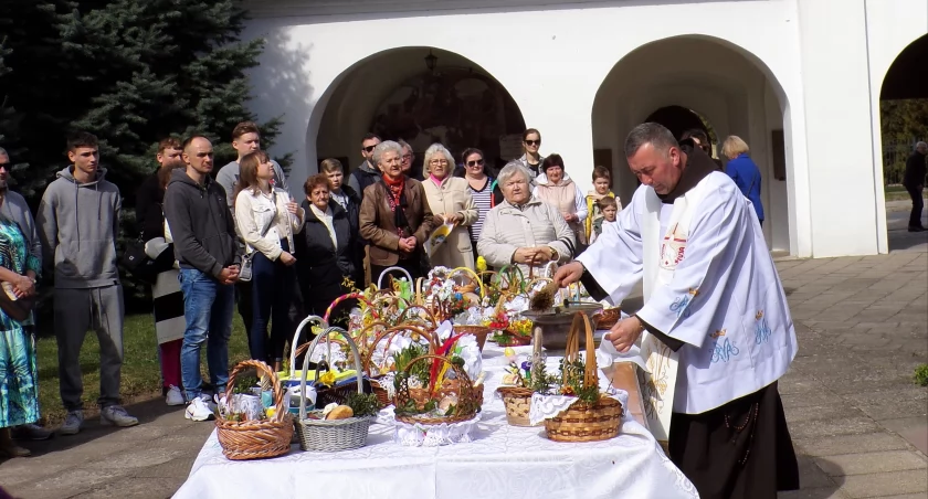 Wielkanoc przy grobach i na spacerach [zdjęcia]