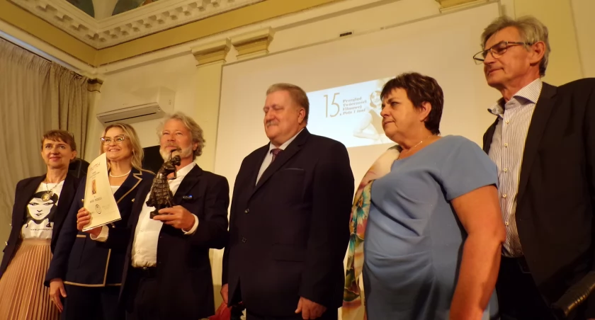 Politki, tablice, spektakle i filmy