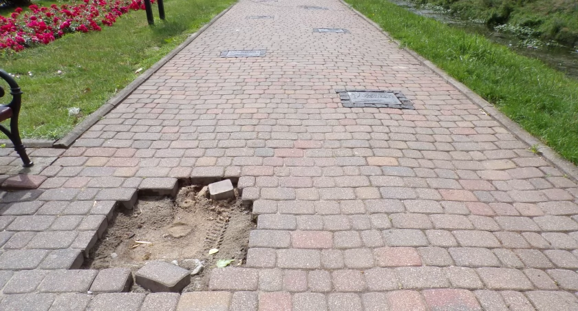 Zbezcześcił Bulwar Poli Negri
