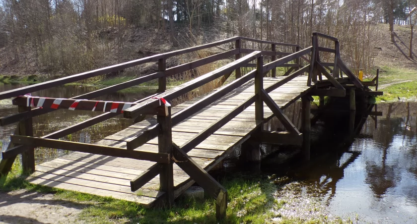 Naprawią most spacerowy i luki prawne