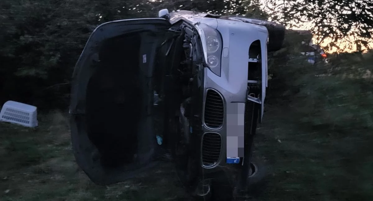 BMW skończyło podróż w polu