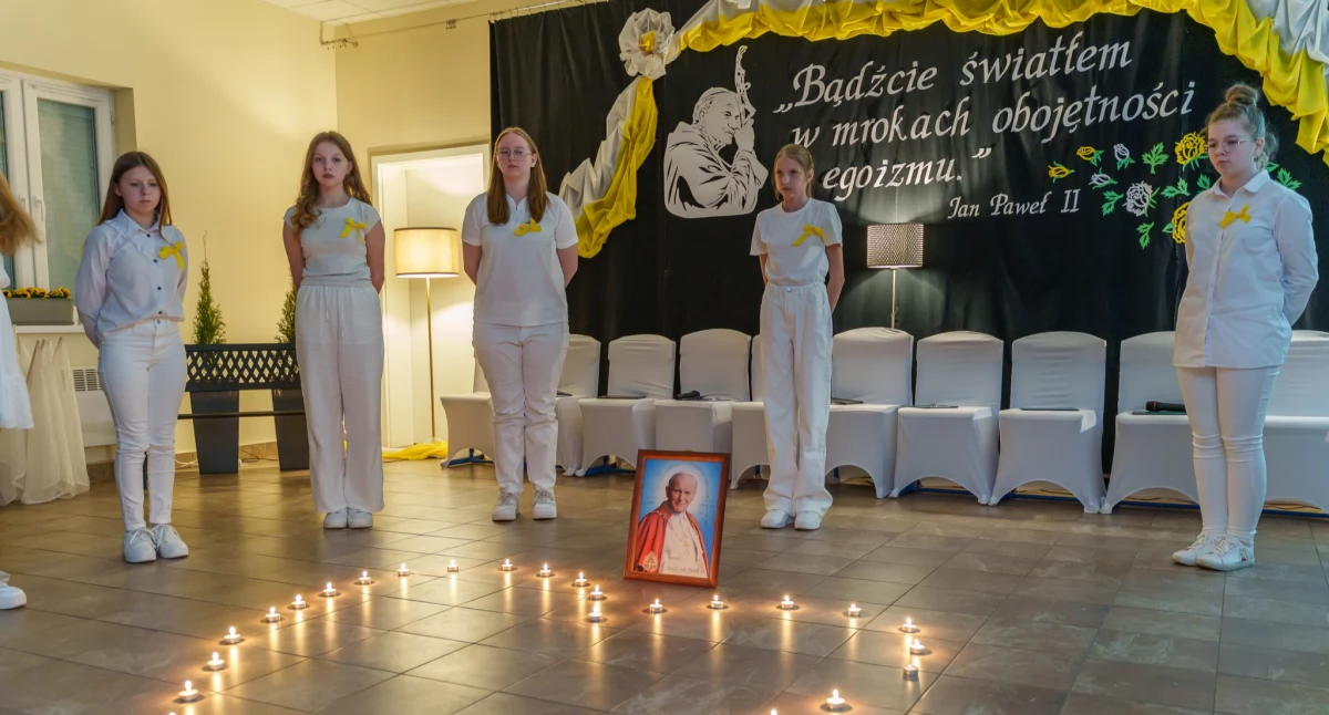 Są światłem w mroku obojętności