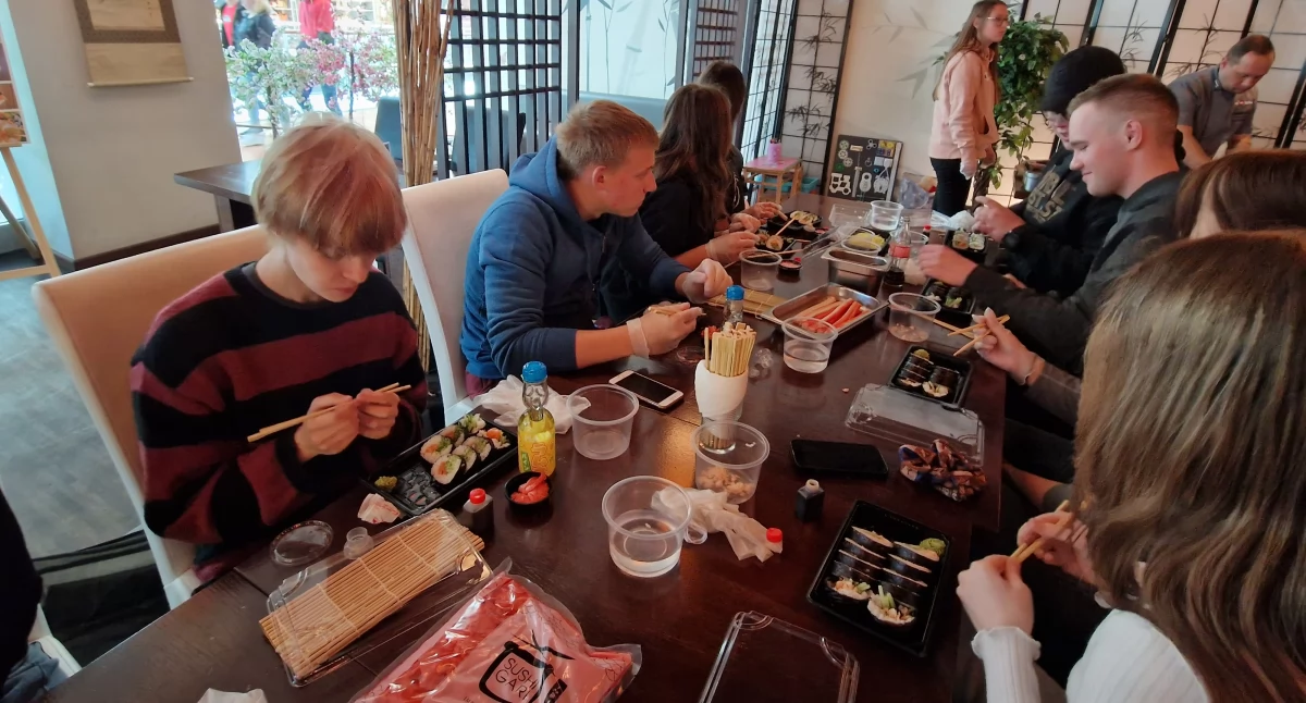 Nauczyli się robić sushi