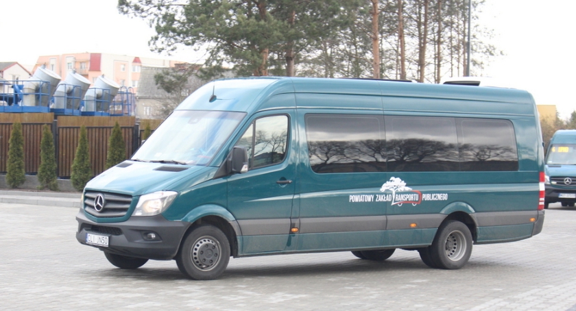 Autobus transportu powiatowego miał kolizję