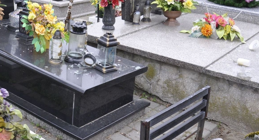 20-latek skakał po nagrobkach, rzucał zniczami