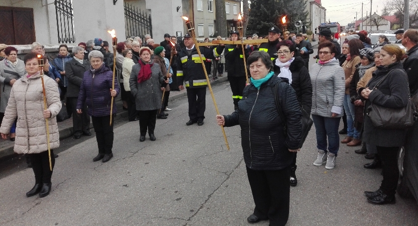 Poszli w drodze krzyżowej