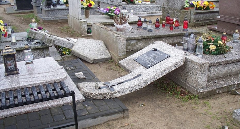 32-latek zniszczył kilkadziesiąt nagrobków na cmentarzu w Skępem - NOWE INFORMACJE