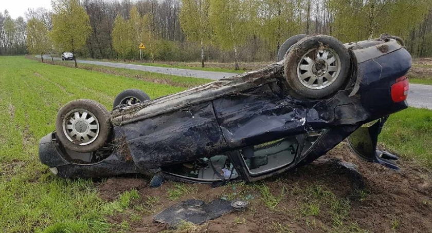 Niebezpiecznie na drodze. Kolizja i dachowanie