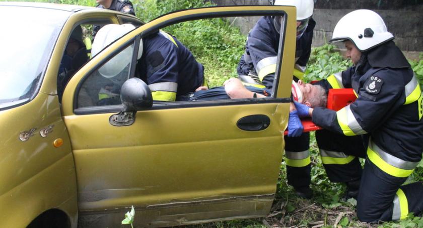 Auto spadło z mostu. Szybka akcja strażaków