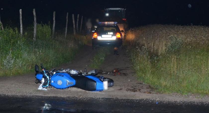 Motocyklista uderzył w ciągnik