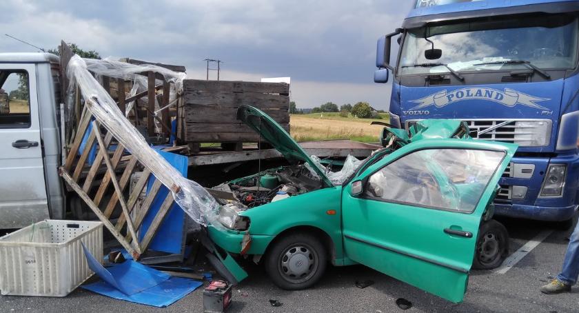 Karambol na DK 10. Zmiażdżona osobówka