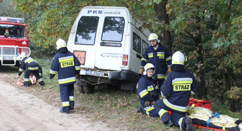 Wypadek busa w gminie Wielgie. 10 jednostek straży w akcji