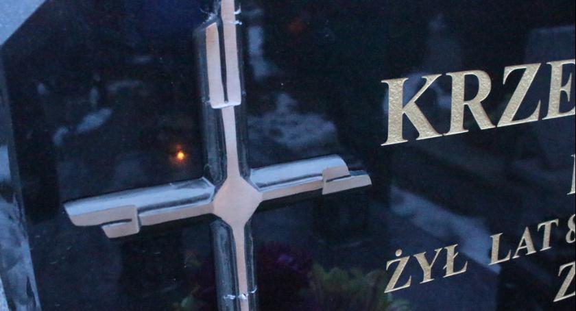 Zbezcześcili i okradli groby w Grochowalsku