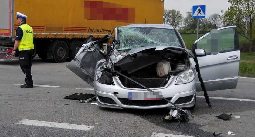 Ciągnik zderzył się z mercedesem. 2 osoby w szpitalu!