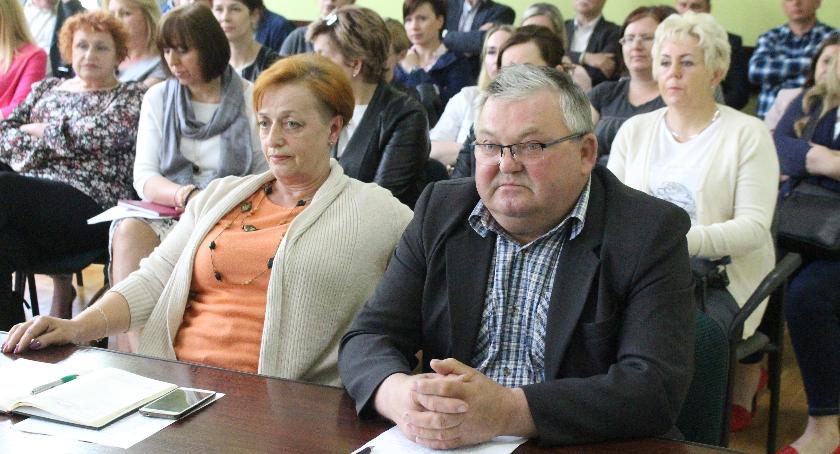Końca walki w samorządzie nie widać
