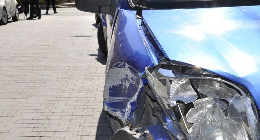 Citroen uderzył w motorower na skrzyżowaniu