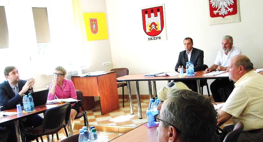 Radny rezygnuje i oskarża samorząd