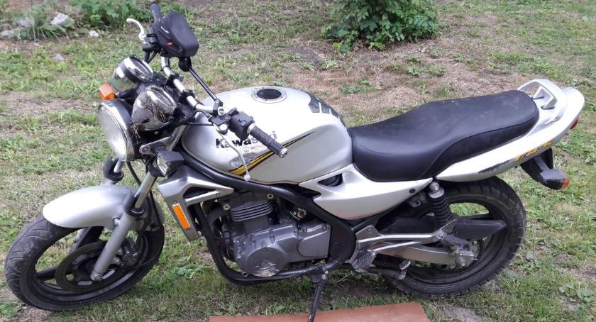 Wywrotka motocyklisty i kompletnie pijany kierowca volkswagena