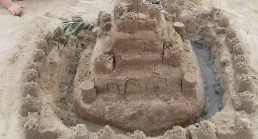 Budowali zamki z piasku na plaży w Skępem
